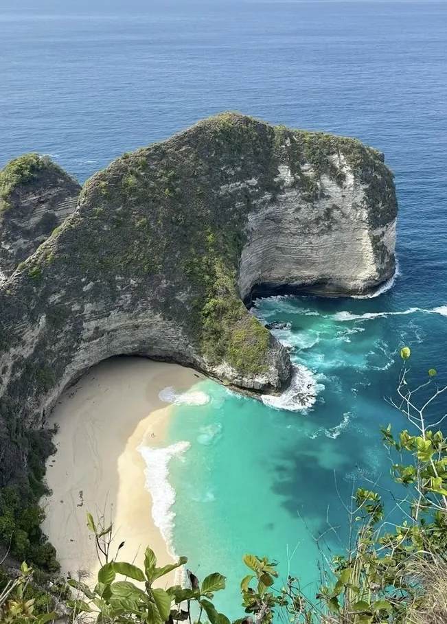 Côte découpée et eau turquoise