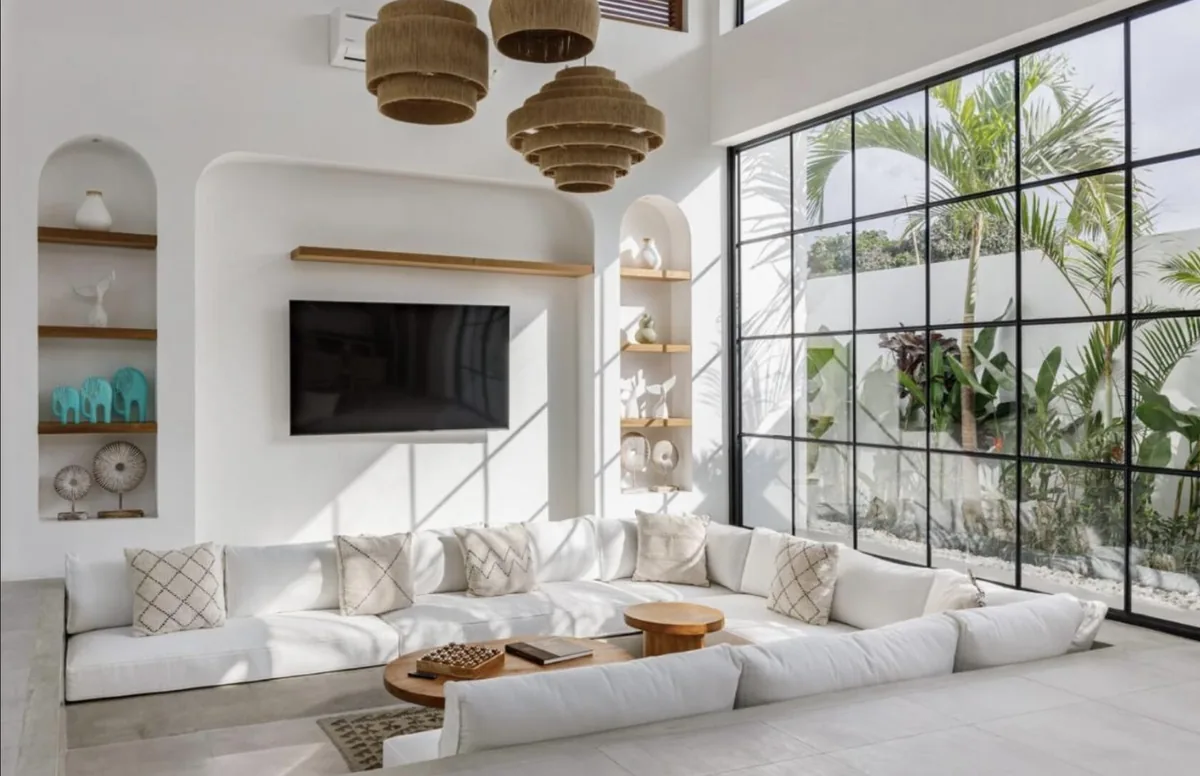 Salon ouvert de la villa avec grandes baies vitrées