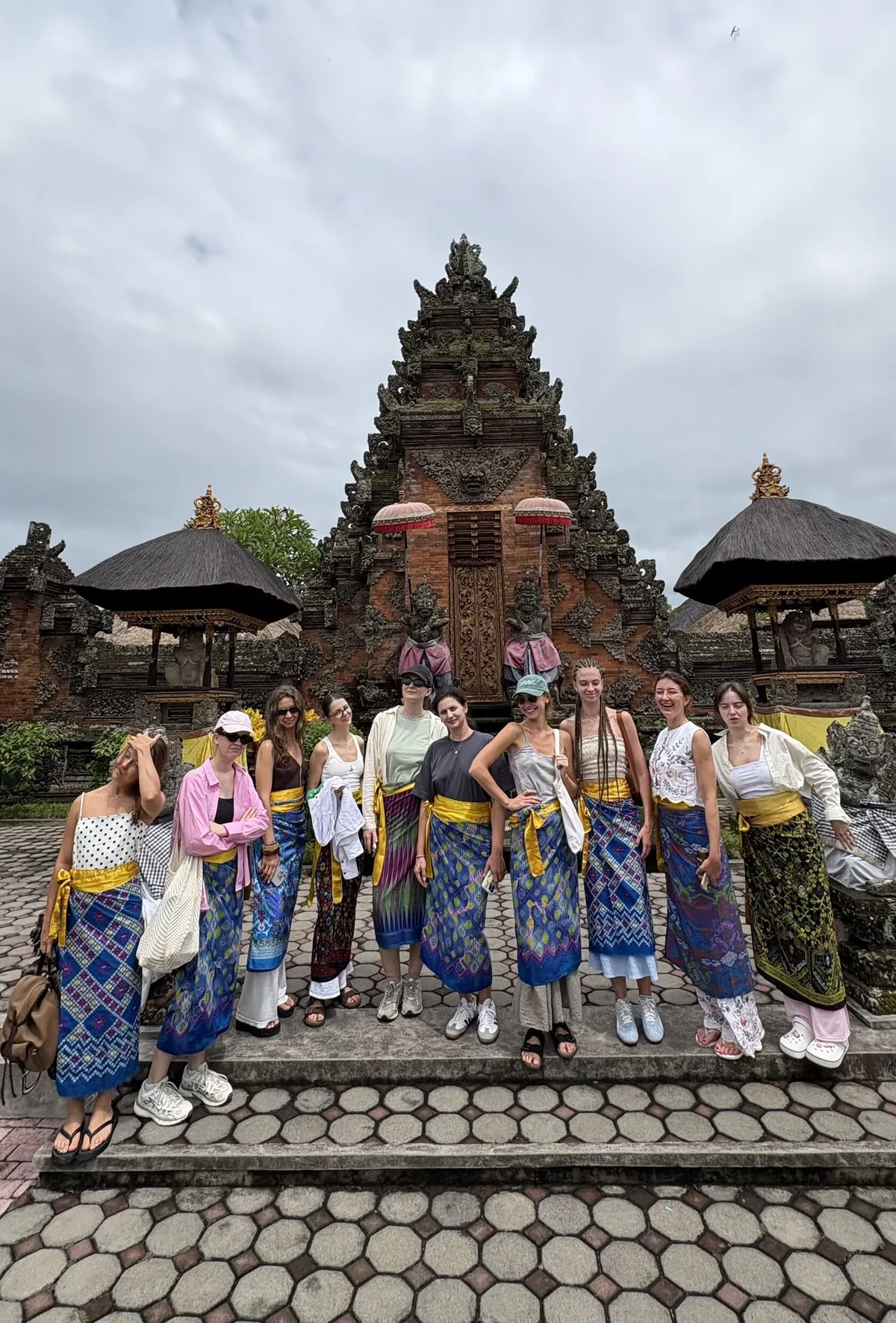 Le groupe en sarong devant un temple balinais