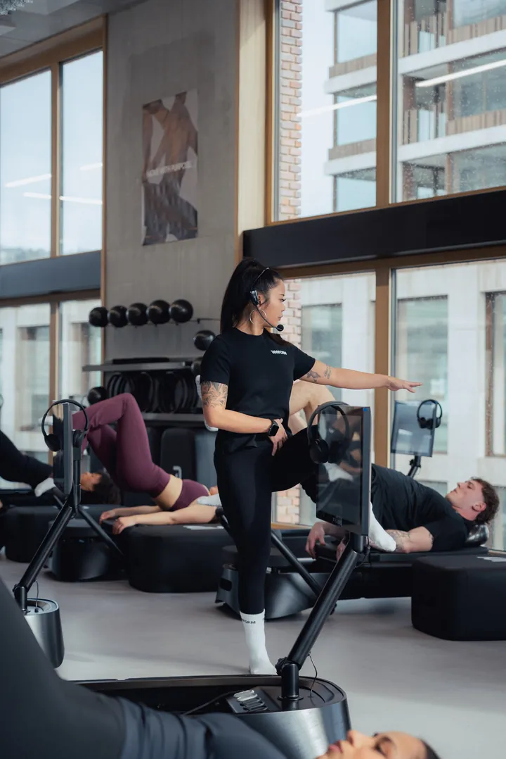 Coach REEFORM guidant un cours sur Reformer