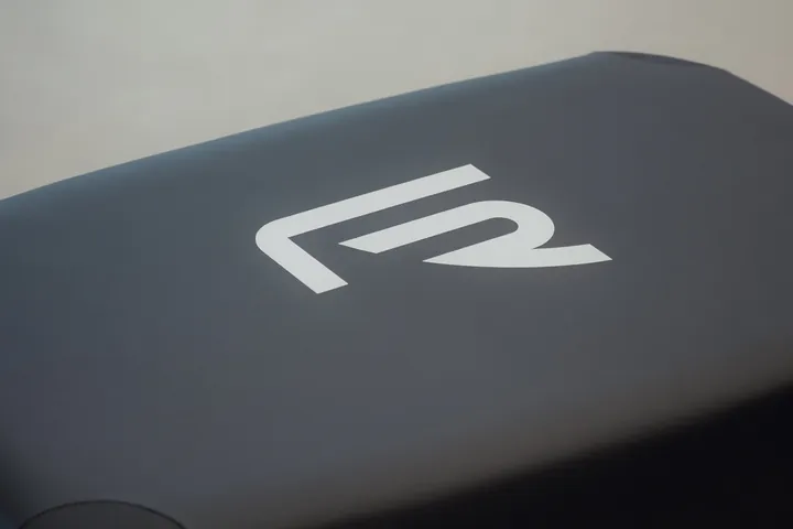 Logo REEFORM sur le cuir d’un Reformer