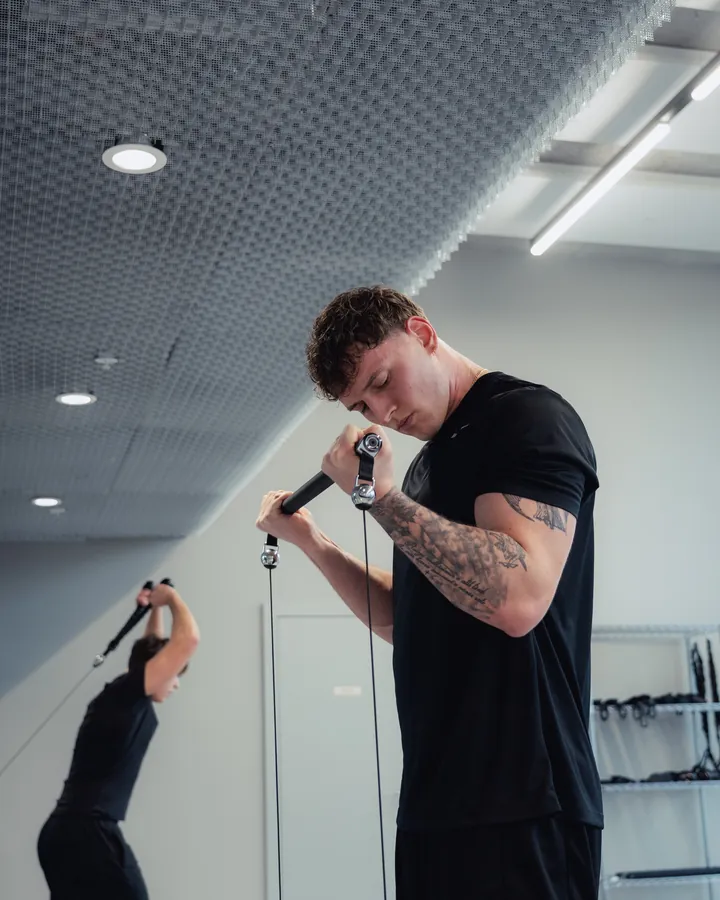 Membre à l’entraînement sur la station de fitness connecté du club
