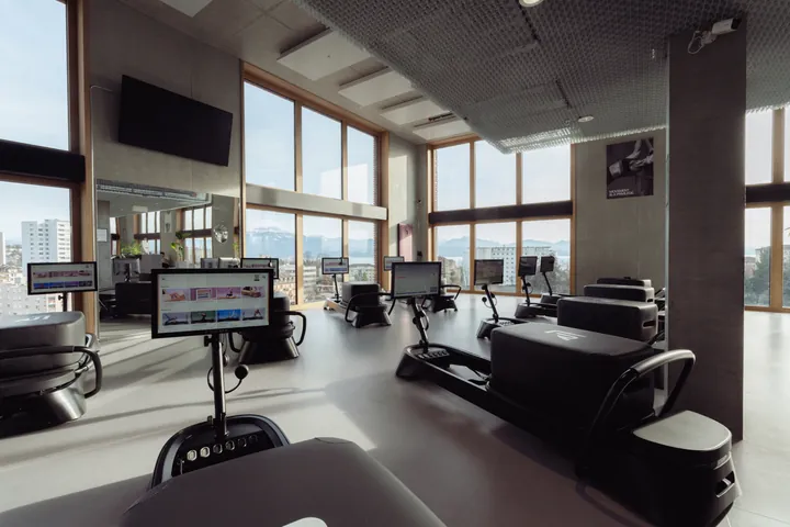 Vue sur Lausanne et les Alpes depuis la salle de Reformer du club