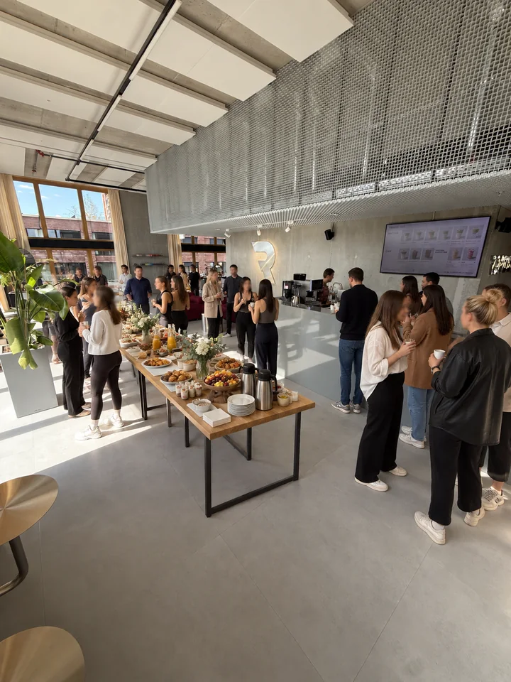 Table de brunch dressée au milieu du club REEFORM