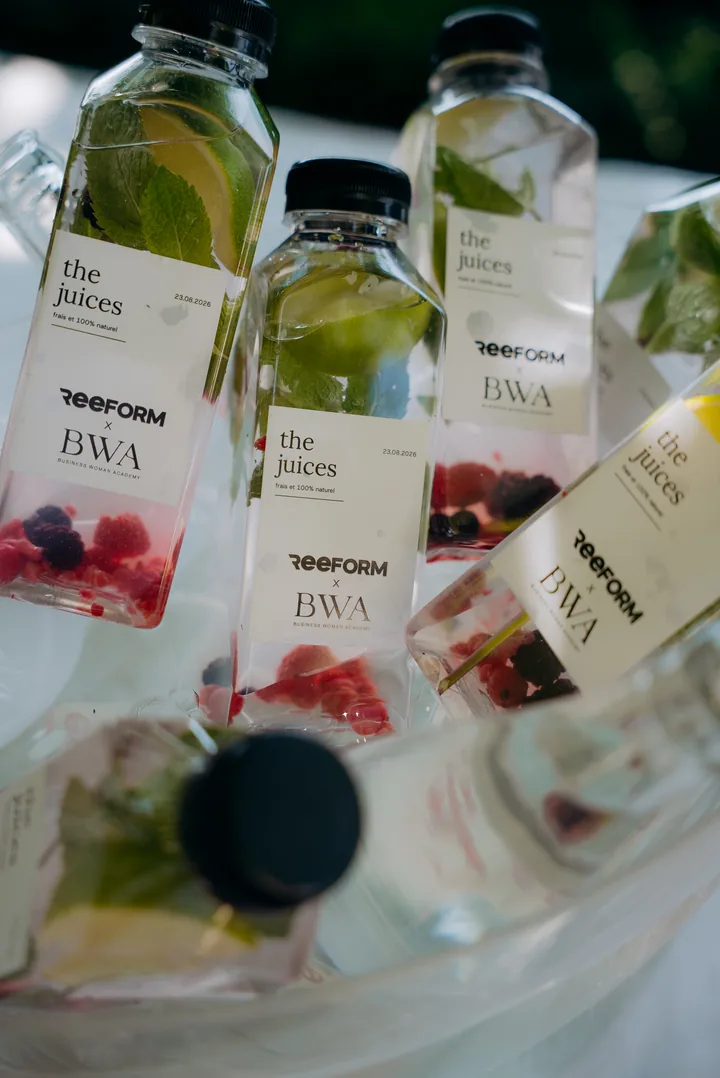 REEFORM x BWA au Domaine du Clos de la République, Épesses — jus REEFORM x BWA préparés pour la journée