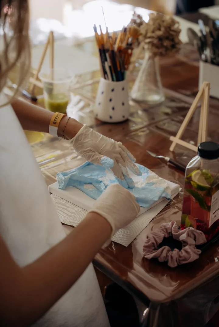 REEFORM x BWA au Domaine du Clos de la République, Épesses — atelier autour des matières avec Shkurte