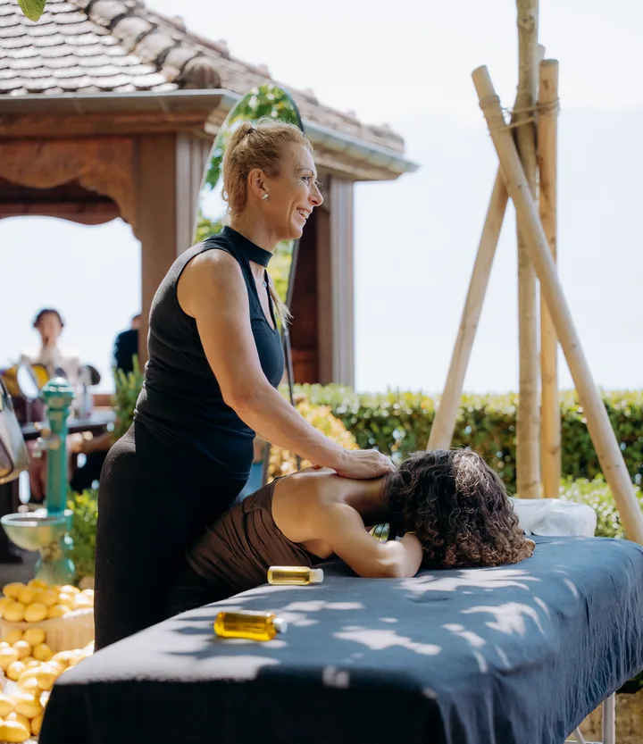 REEFORM x BWA au Domaine du Clos de la République, Épesses — massage en extérieur pendant le tournus