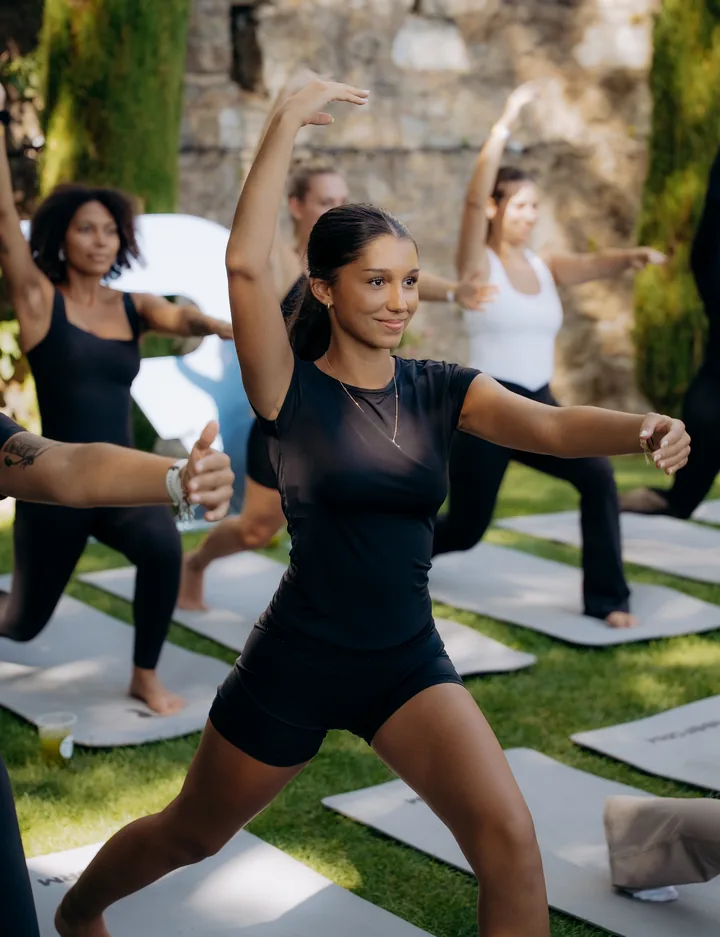 REEFORM x BWA au Domaine du Clos de la République, Épesses — posture debout pendant la session de Pilates
