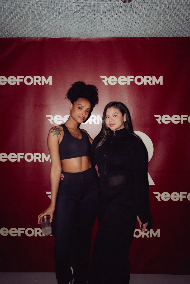 Membres devant le photocall REEFORM lors de la soirée La Première