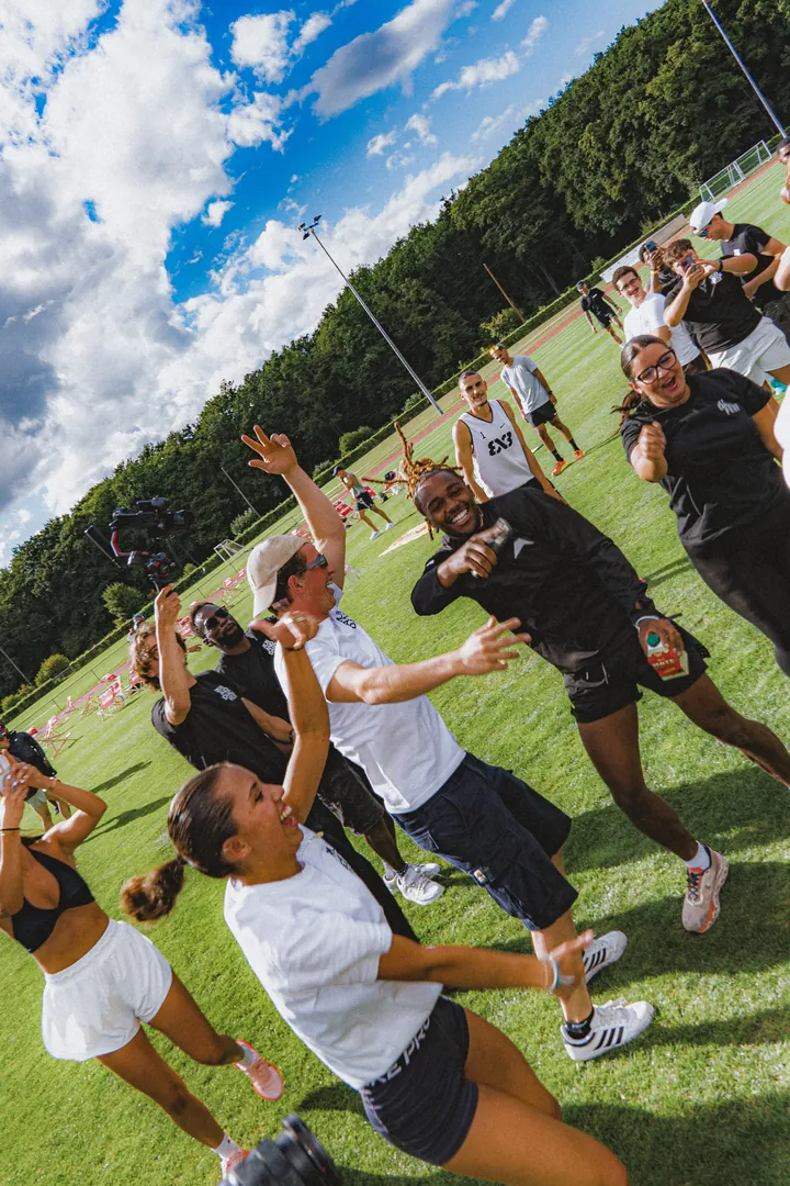 Session de fitness collective sur la pelouse
