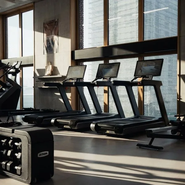Espace fitness devant les baies vitrées du club